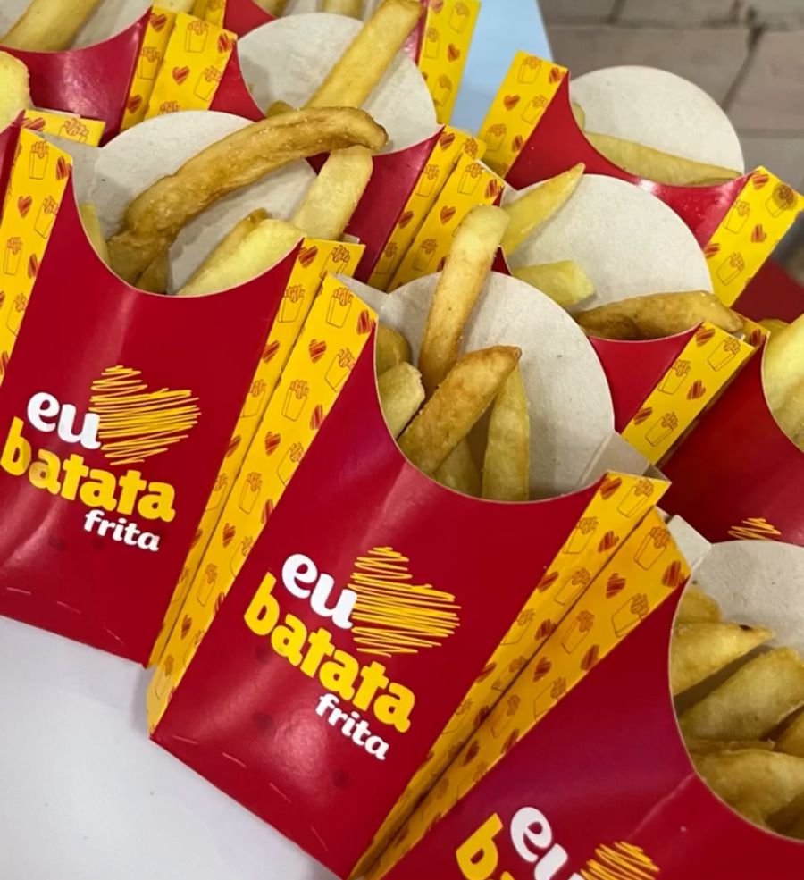 Batatas fritas em embalagens vermelhas e amarelas