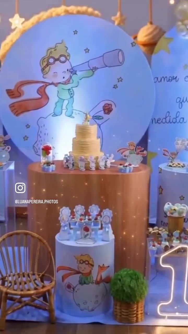 Mesa decorada com tema de céu e estrelas em tons claros