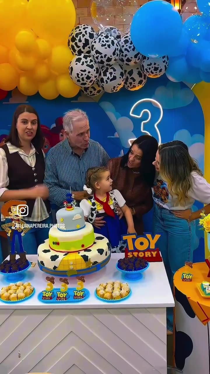 Mesa do bolo de uma festa infantil com decoração temática e balões